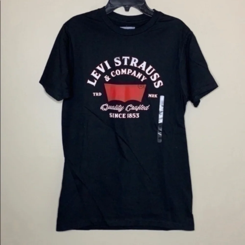 NWT. LEVI’S Men’s Top